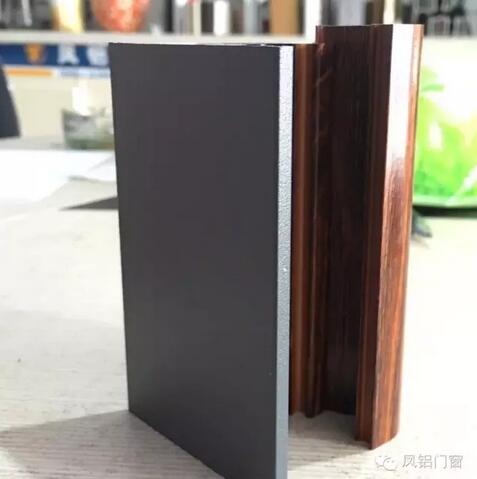 60系列双色立体手感刨花木纹型材>>